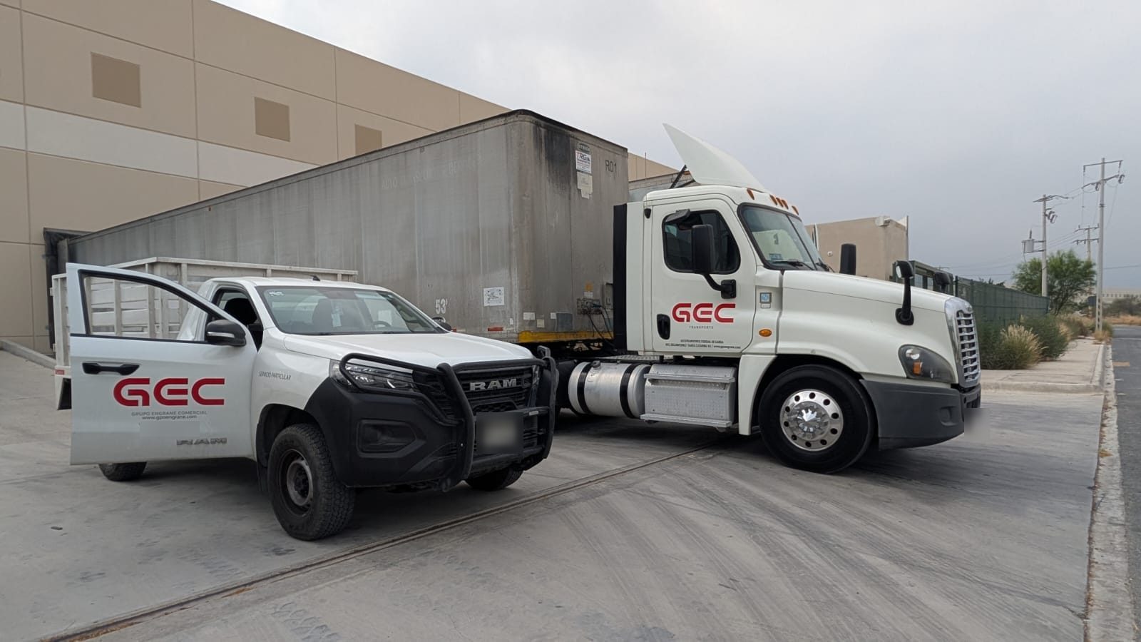 Flota propia GEC: tractocamión con caja seca 53 y camioneta de reparto en Santa Catarina, Nuevo León